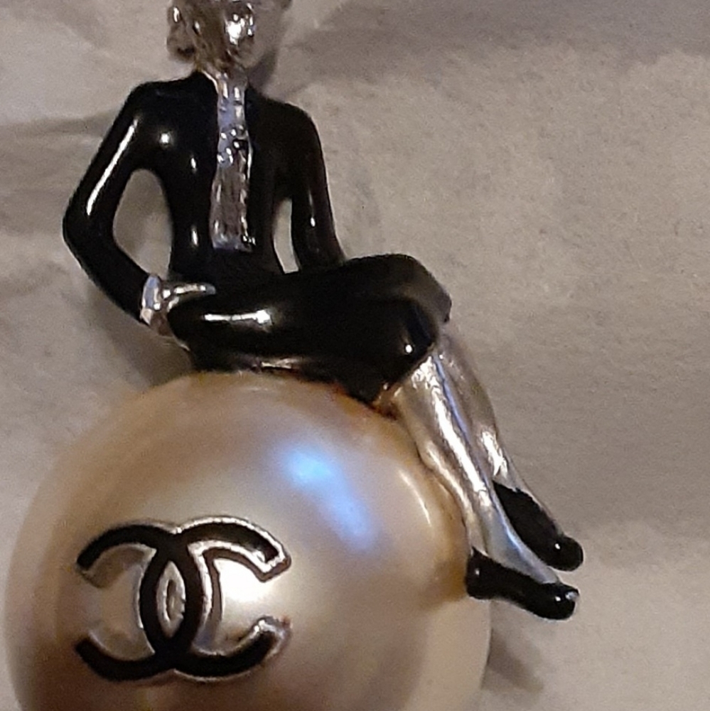 Price Drop today only! CHANEL BROOCHE ~ RARE FIND